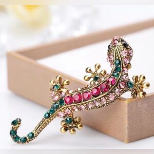Chic Gold Lizard Brooch with Pink and Green Accents